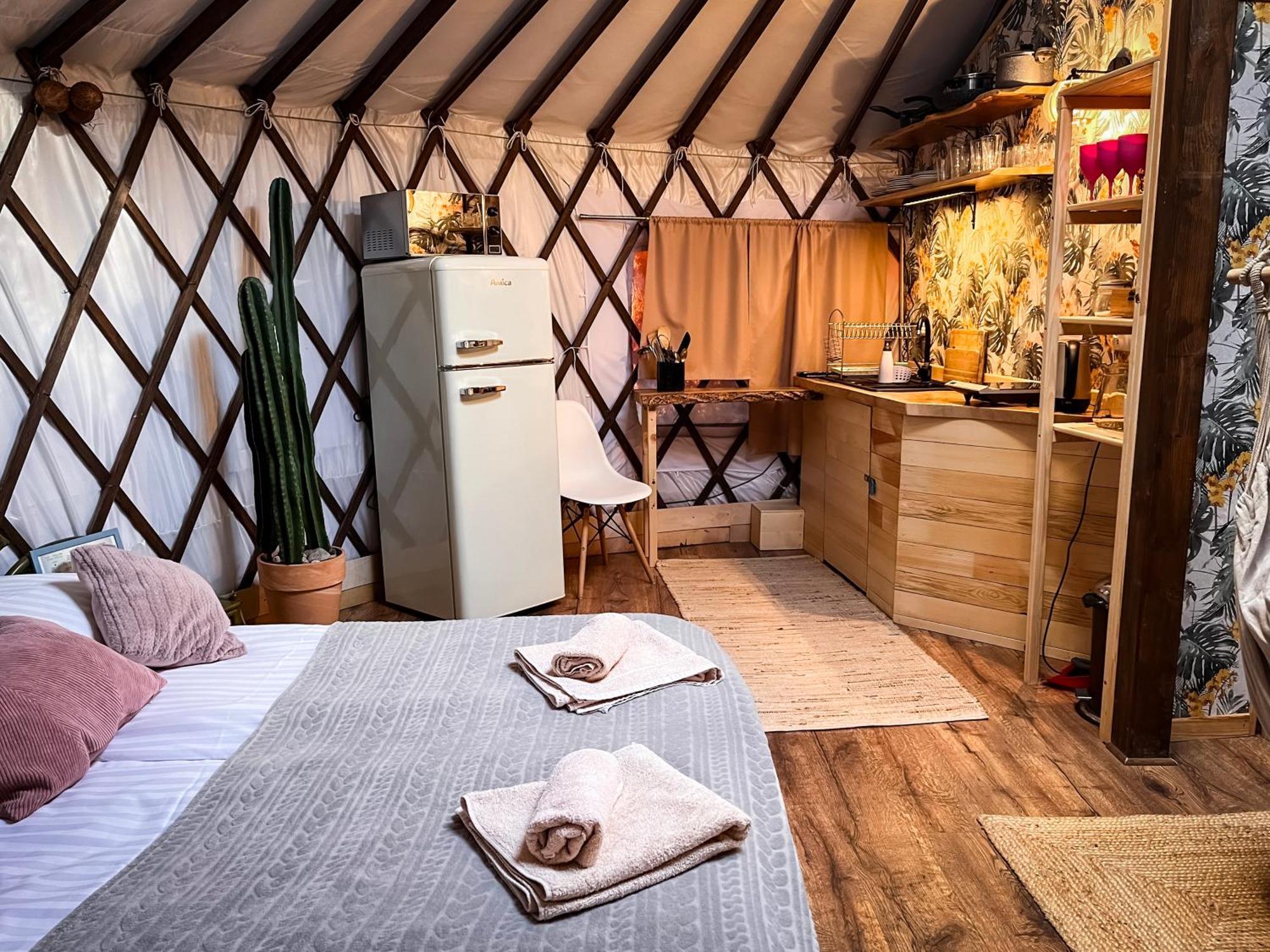 Aloha Glamp - Okragle Domki Przy Rzece - Balia I Sauna - Energylandia Zagornik Екстериор снимка